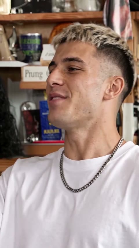 Tiny Desk AI video for fantasy leagues: the lead singer singing in close-up Tiny Desk AI video for fantasy leagues: the lead singer singing in close-up